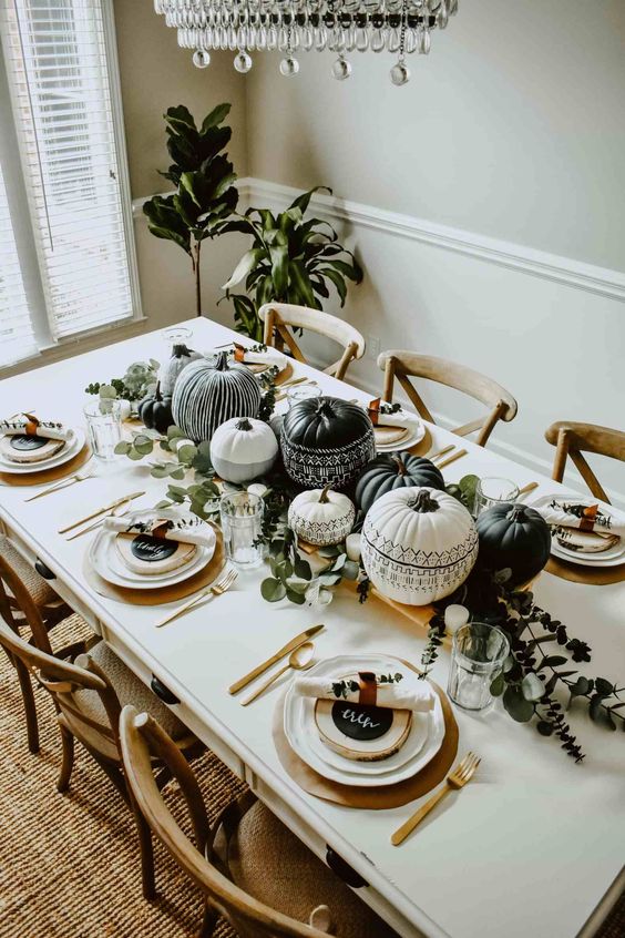 Minimalist Thanksgiving Table