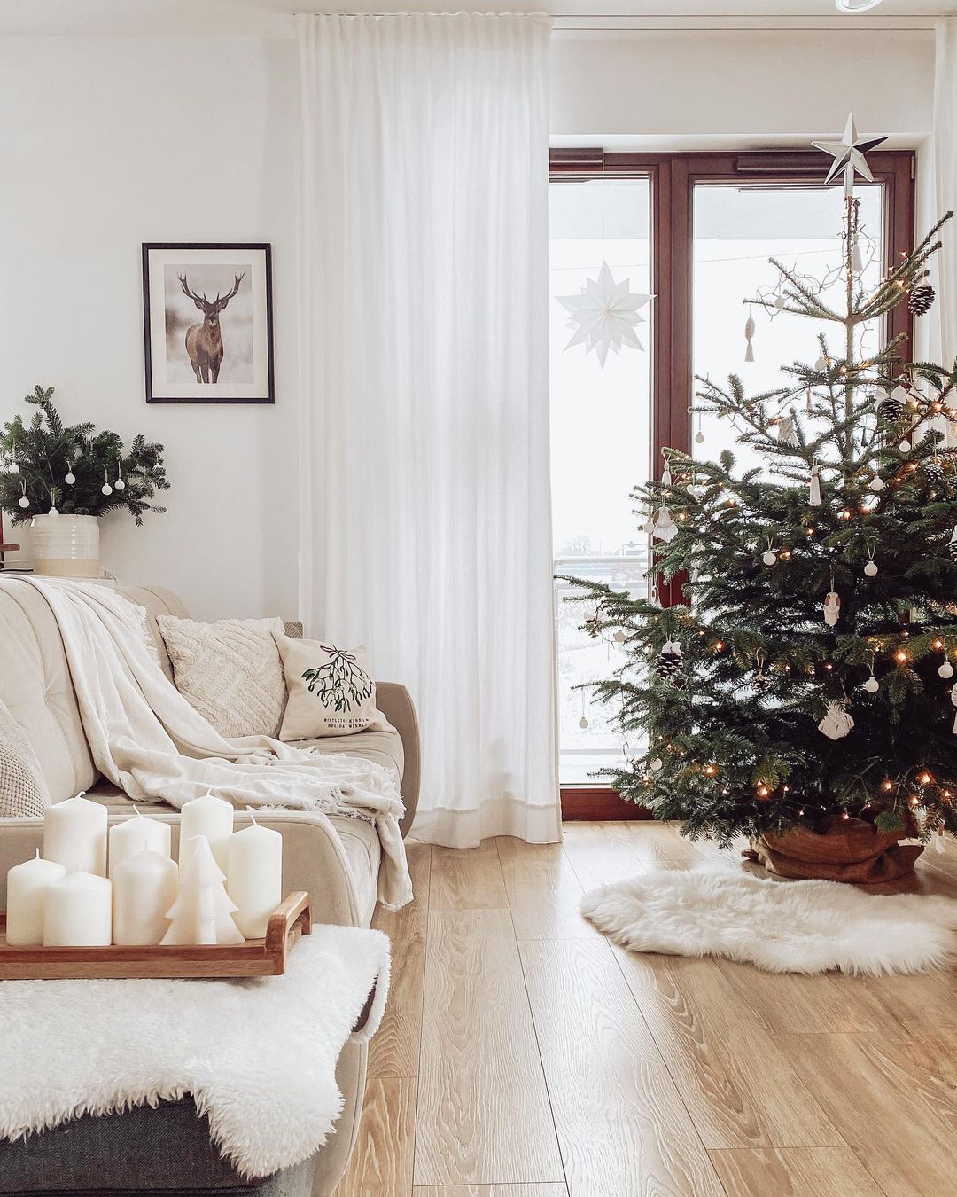 Minimalist Christmas Tree Decorations Ideas