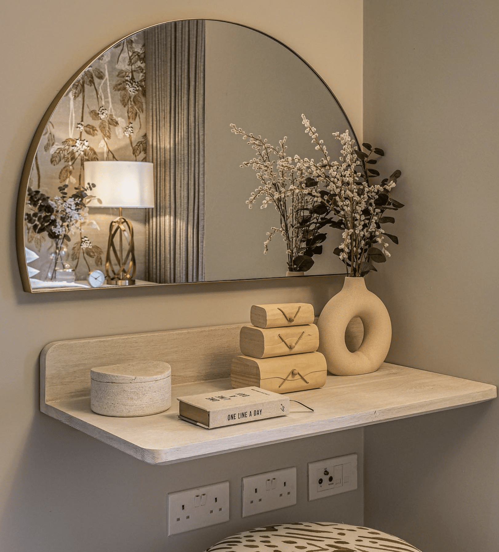 14 Must Try Modern Dressing Table Designs For Small Bedroom - Modern ...
