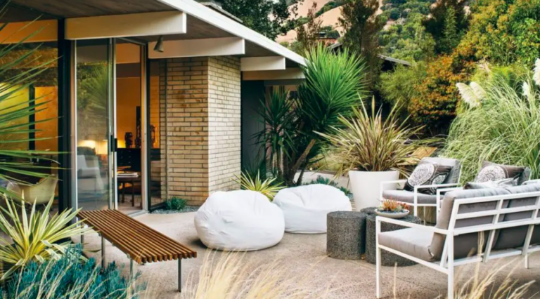 Turn your Backyard into a Mod Sanctuary with these Mid Century Modern Backyard Ideas