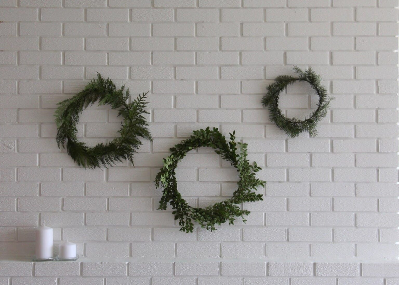 Curated visual reference: Minimalist Wire Wreath Design For Apartments Reference: 38 Minimalist Christmas Wreath Ideas For Modern Homes