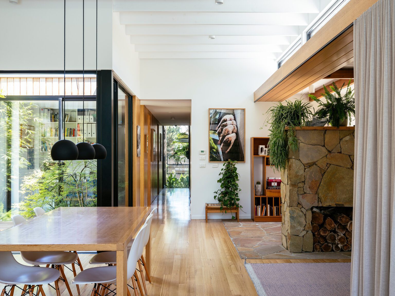 Mid Century Modern Decorating on a Budget Made Easy with These Ideas ...