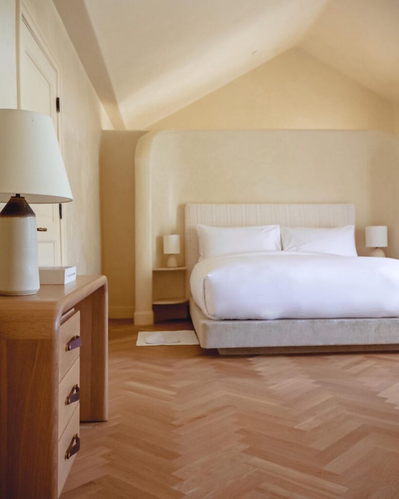 Luxury Hotel Room Design Ideas 819x1024 1
